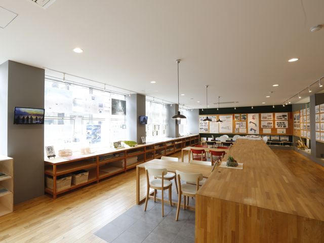 作品展示室兼応接室　　本校非常勤講師の小川先生・東野先生の指導の下、学生がデザイン・施工した。応接室と融合したスペース。