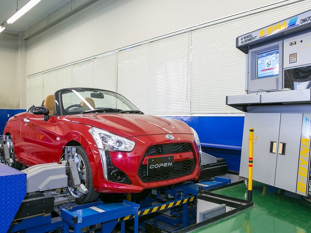【四輪ホイールアライメントテスター】安全で機能的な走行を目的に、車輪の角度、向きを計測・調整するための測定器です。