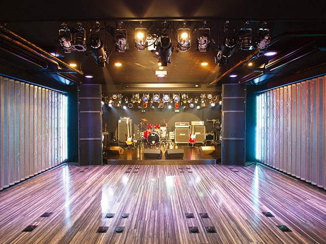 CLUB FREE（クラブフリー）：在学中の2年間に数々のイベントが行われる学内ホールです。ファッションショーや演劇もできるような設計になっています。