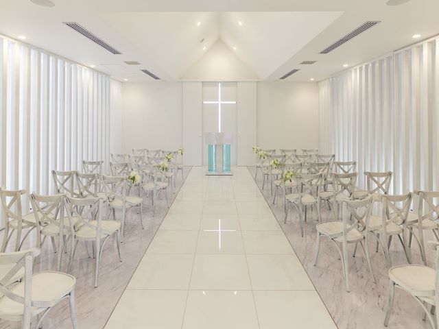 自然光が差し込む華やかなチャペル