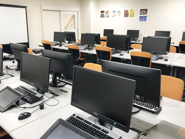 【パソコン実習室】高スペックで大画面のパソコンに、画面に直接描画できる「液晶タブレット」を完備しています。