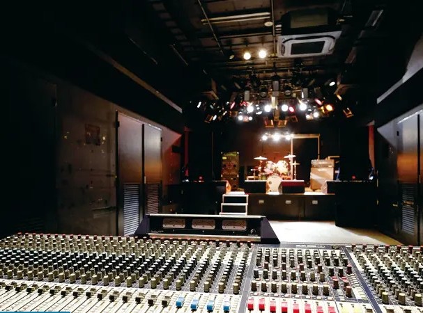 9号館ホール：収容人数100人のライブハウス。小規模ながらも天井が高く、照明や音響にも定評があります。