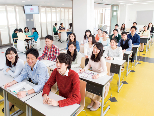 「レクチャールーム」各教室のスライドドアを開ければ明るく開放的なホールに早変わり（早稲田新館）
