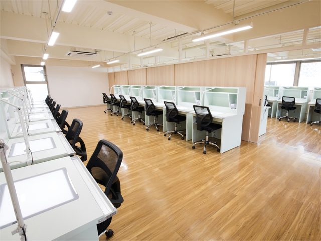【4F_Trace Room】学生たちに合わせてつくられたNDSオリジナルのトレース台。角度も変えられて鉛筆削りもついていて、時間を忘れて作業に没頭できそう。