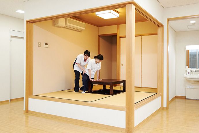 日常生活動作訓練室：車椅子でも使用できる昇降式洗面台やキッチン、浴室、トイレなどを設置。日常動作を通じて動作訓練法を学びます。