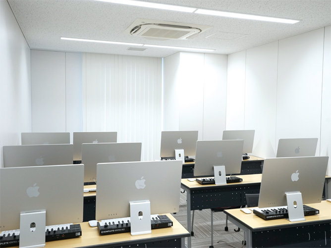 DTM・動画制作・フライヤー制作・ビジネス文書作成など、用途に応じてそれぞれ使用できるよう複数のPCルームを常設しています。