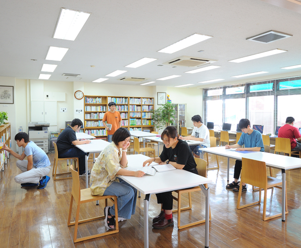 本館図書ホール。専門書籍が数多く揃うホールでは、落ち着いた雰囲気の中で快適に読書や自習ができます。