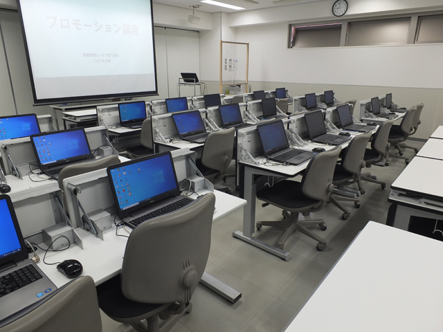 本館・２号館、パソコン教室／1人1台のパソコンを完備！