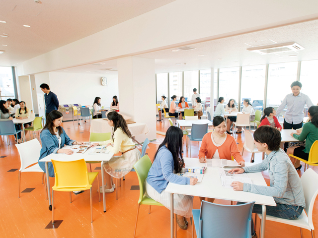「学生ラウンジ」友人とおしゃべりしたり自習したり、いつも学生たちでにぎわっています（早稲田新館）