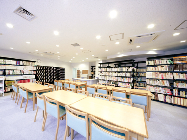 知識の幅を広げる充実の図書室。