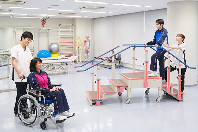 機能訓練室：運動療法演習を行う実習室で、最新鋭の機能訓練機器や測定機器を設置しています。