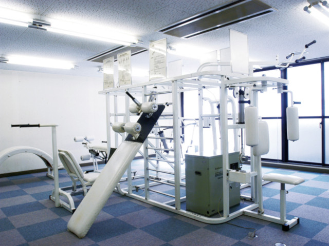 【ウェイトトレーニングルーム】公務員の仕事には体力が求められるものもあるので、トレーニングルームをフル活用しよう。