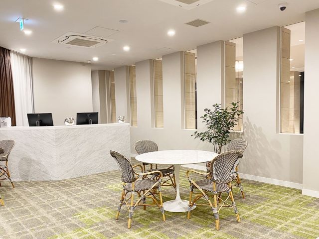 シックな雰囲気が心地よい、BARが設けられたホテルホワイエ