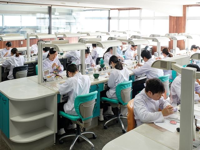 歯科技工実習室：学生一人1台モニターを設置した技工台を使用。先生の手元を確認しながらより高度な技術を体得できる環境にしています。