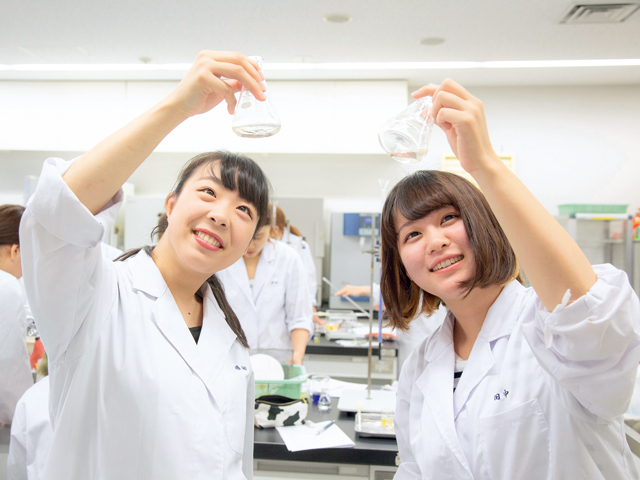 成分の検出・定量など、食品学実験を行う実験室1。
