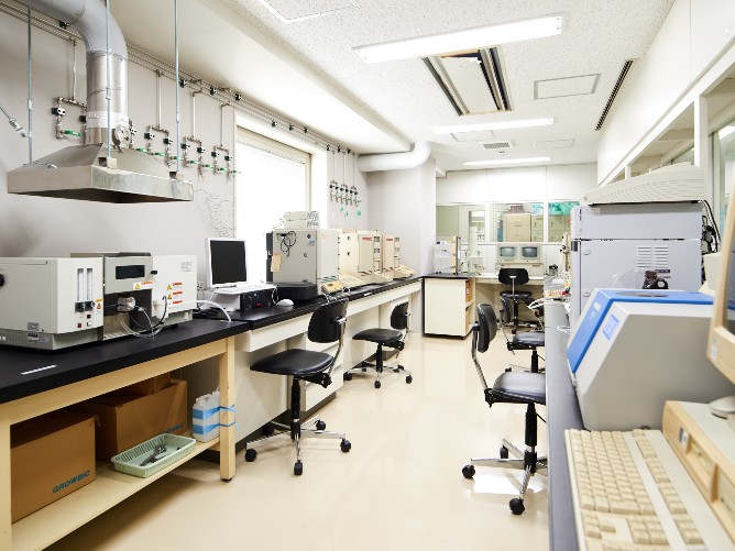 充実した設備と器具が揃った実験室です。一人ひとりが実験できる環境になっています。