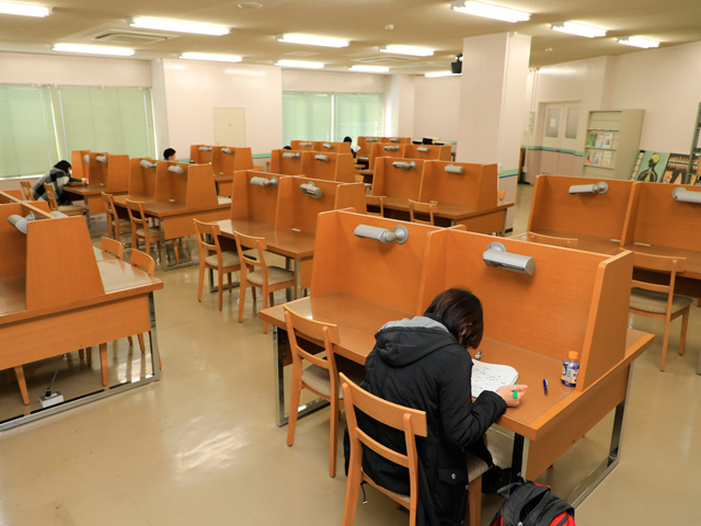 図書室／調べもの、自習など学生のためのフリースペースとして利用できます。