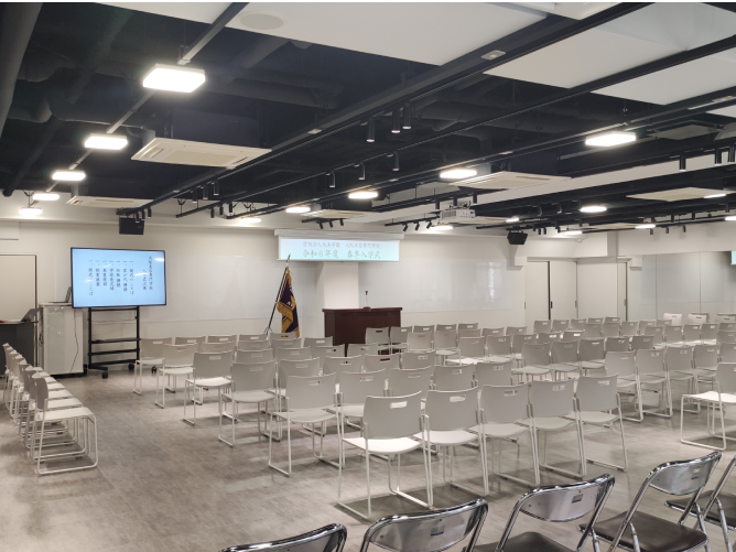 【本校舎：ホール】入学式や卒業式、各種イベントなど様々な用途に使用。昼休みには食堂に。