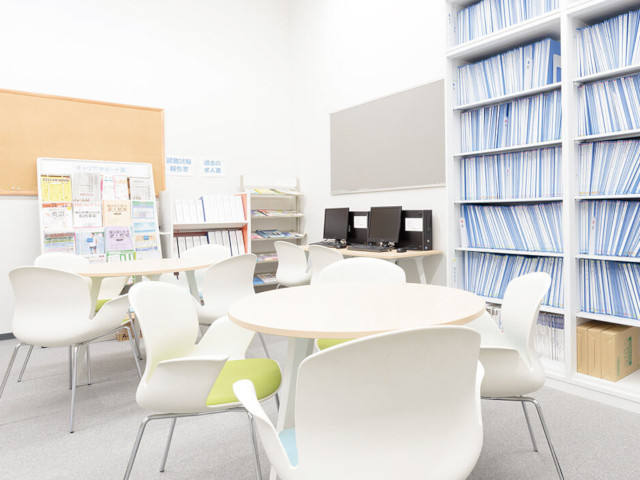 【キャリアサポート室】求人票や就職に関する資料が集まっています。調べ物をしたり、自由に利用できます。オンライン面接ができる個人ブースも完備しています。