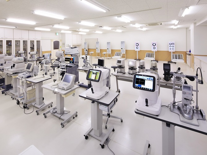 【視能訓練学科　基礎眼科実習室】最新の眼科検査機器が並ぶ実習室。様々な眼科検査の基礎と応用を学びます。多種メーカーの機器があるため、即戦力が養われます。