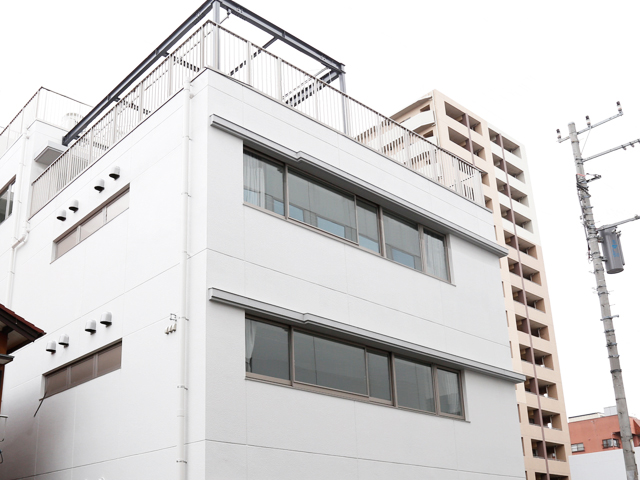 ４号館外観／本館・２号館とは通路でつながっています。