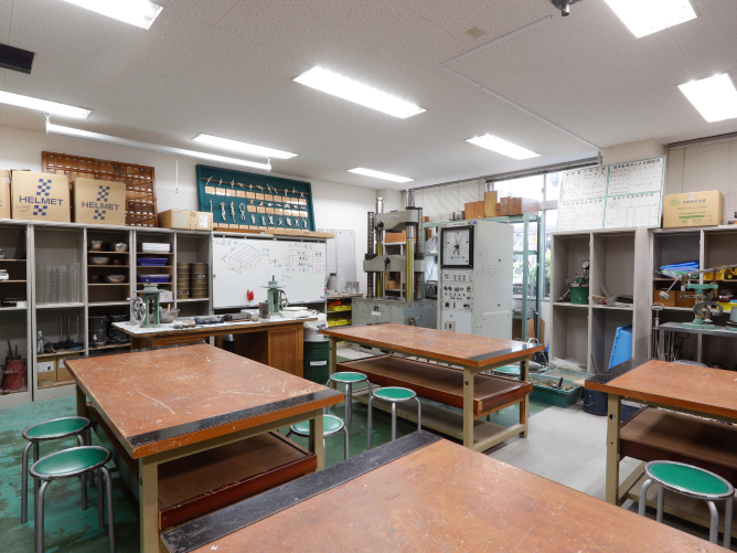 材料実験室　　コンクリート実験などで使用。プレス機などさまざまな機械が配置されている。