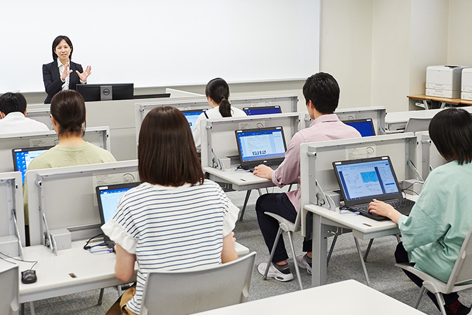 コンピュータ室：高機能ノートパソコンやプロジェクタを備え、情報関連のさまざまな授業に利用しています。空き時間は自由に使用できます。