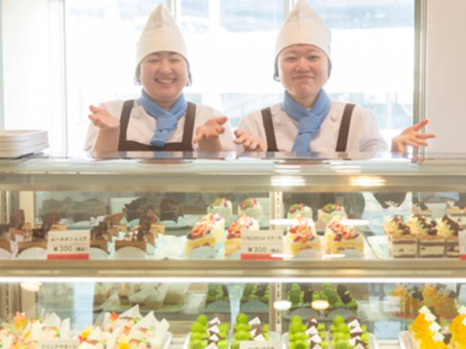 休み時間にグループ校で製菓を学ぶ学生が作ったお菓子・パンが買えちゃう!もちろんおいしい!