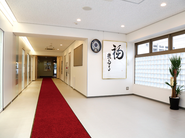 ４号館、エントランス／左手には職員室があります。