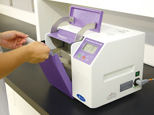 細菌検査用に均質化するストマッカー。