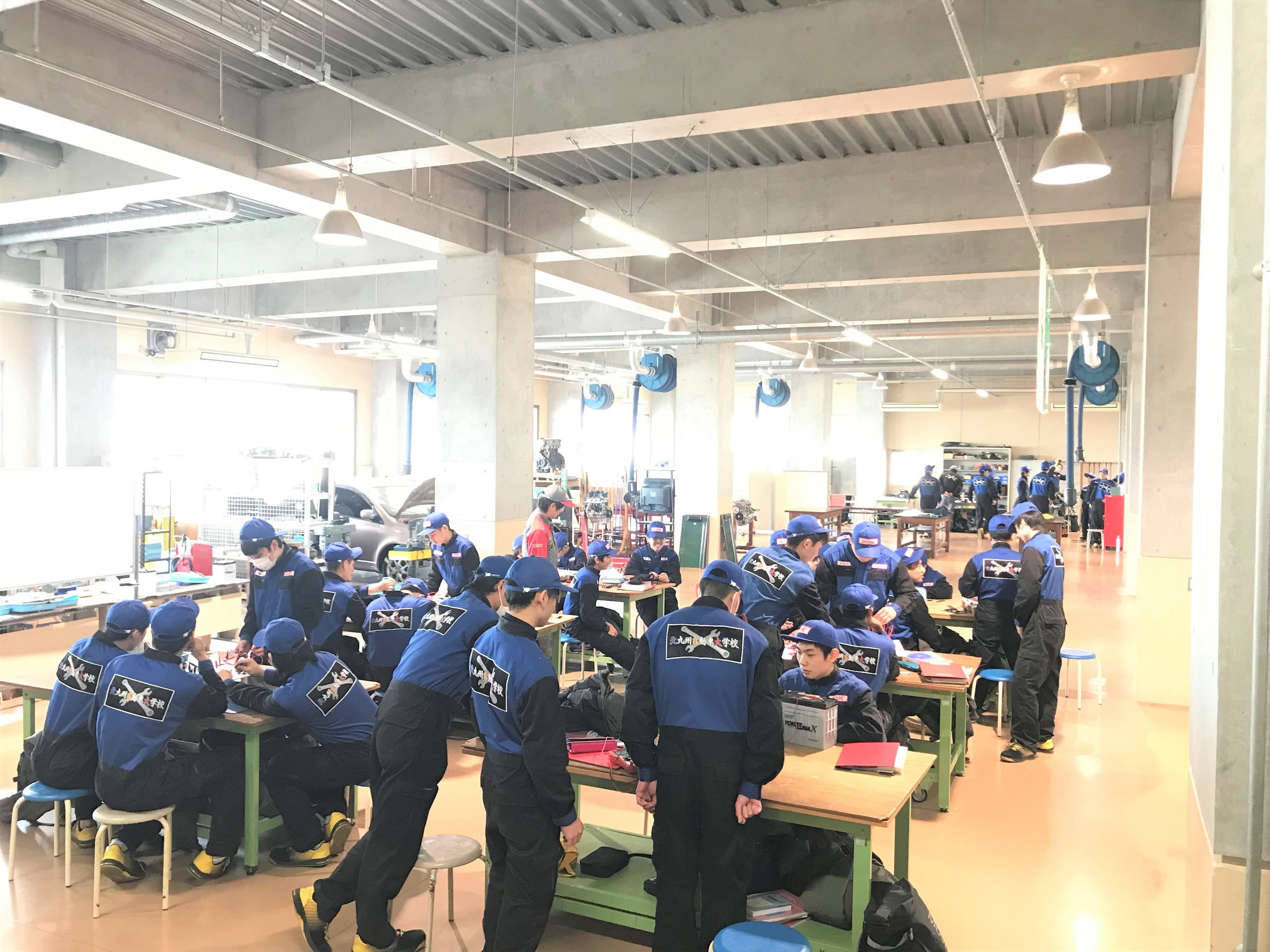 【自動車実習場】広々とした実習場で、多くの学生が一度に作業できます。
