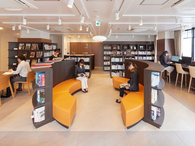 リサーチや自習がはかどる落ち着いた雰囲気の図書館