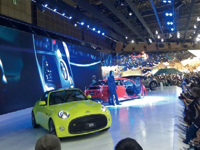 研修では、Japan Mobility Showで未来のクルマを見学するなど、クルマのプロを目指す学校ならではのイベントとなっています。