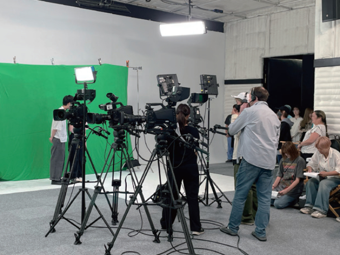 ハリウッドで活躍する現役の俳優や演出家、カメラマンからレクチャーを受け、現地のTVスタジオを使ってライブストリーミングを行う実践的な授業を実施!
