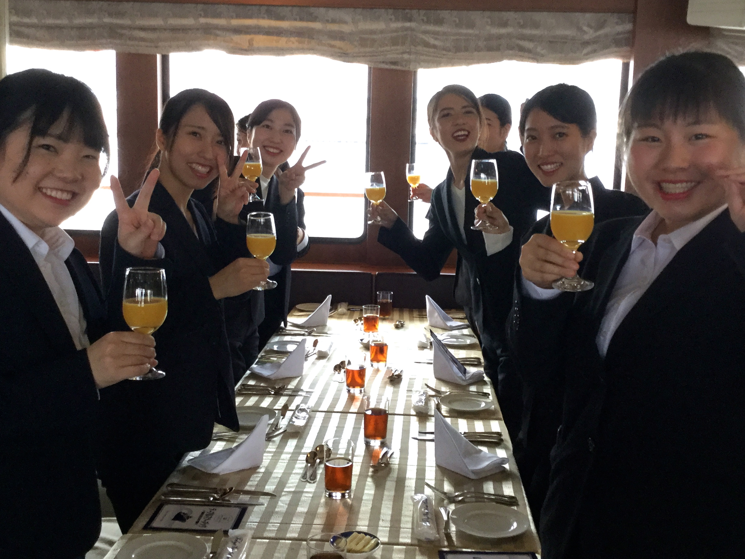 【歯科衛生士科】東京湾でのテーブルマナーランチクルージングで、社会人としての必要なテーブルマナーを学びました。