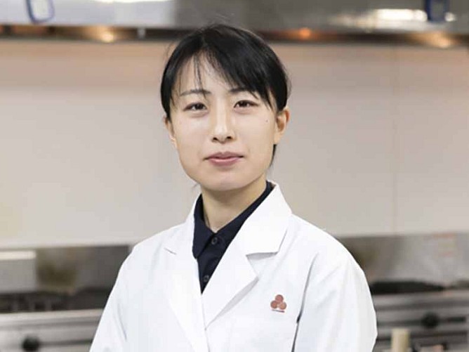 講義担当・近藤環講師：管理栄養士・フードスペシャリスト。食に関する幅広い知識と料理人の経験を活かした栄養学の講義を展開。
