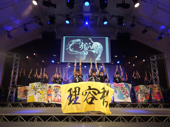 舞台上でのライブヘアメイク！（理容科）