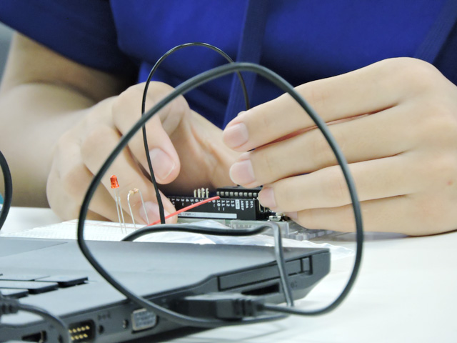 情報工学課程　体験学習「コンピュータのしくみ
～マイコンでプログラミング体験～」3
