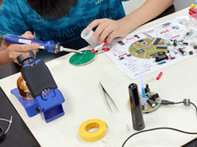 公開講座
USB駆動＆充電式の7色イルミネーションを作ろう1