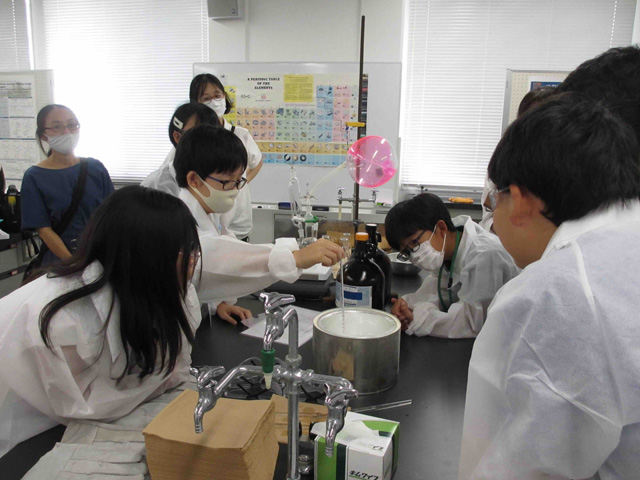 ひらめき☆ときめきサイエンス～ようこそ大学の研究室へ～KAKENHI
マイナス100度の世界　～元素でつながる分子の世界～（全３回）2