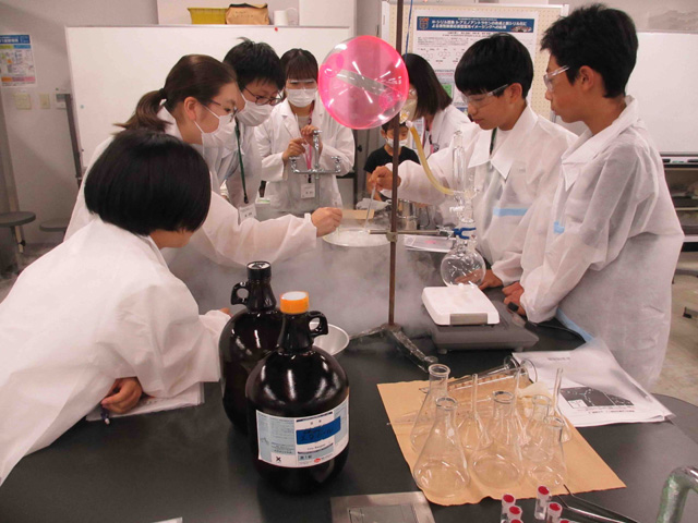 ひらめき☆ときめきサイエンス～ようこそ大学の研究室へ～KAKENHI
マイナス100度の世界　～元素でつながる分子の世界～（全３回）3