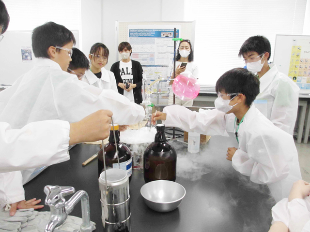 ひらめき☆ときめきサイエンス～ようこそ大学の研究室へ～KAKENHI
マイナス100度の世界～結んでひらく分子のとびら～(全3回）2