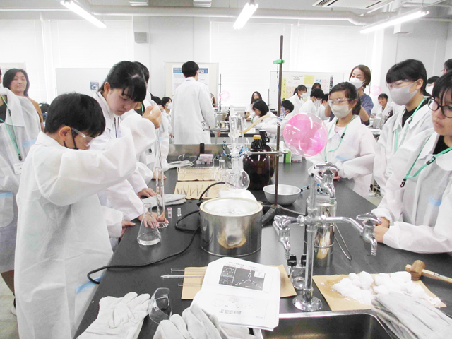 ひらめき☆ときめきサイエンス～ようこそ大学の研究室へ～KAKENHI
マイナス100度の世界～結んでひらく分子のとびら～(全3回）3