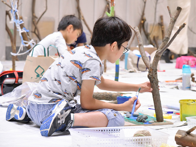 多摩美術大学 生涯学習プログラム2024 夏期こども講座「あそびじゅつ」
「こどもオープンアトリエ 自分だけの美術の冒険旅行―問いかけ、考え、そして表現する」2