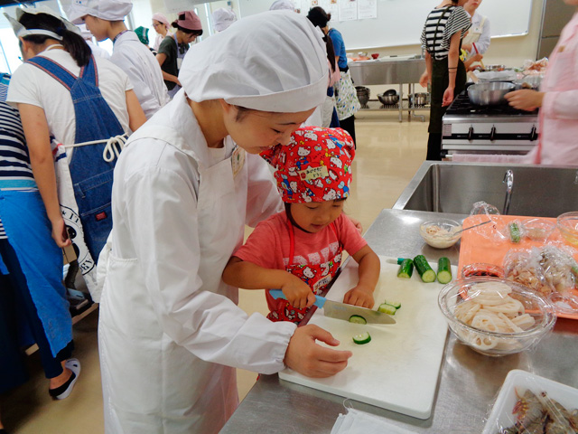 親子料理教室「親子で挑戦！手打ちうどん作り」1